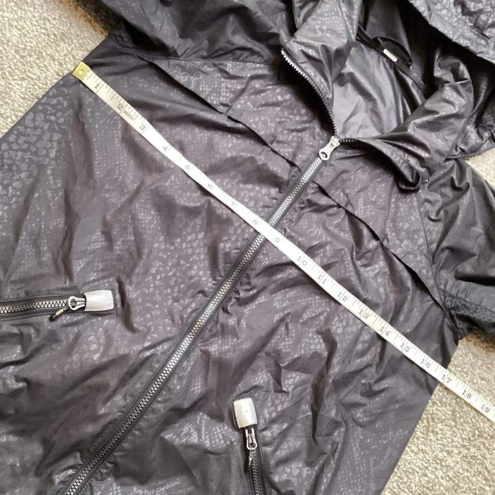 Lululemon Miss Misty Jacket II Desert Snake Embossed Black Rain Coat Hooded XS - Picture 10 of 16